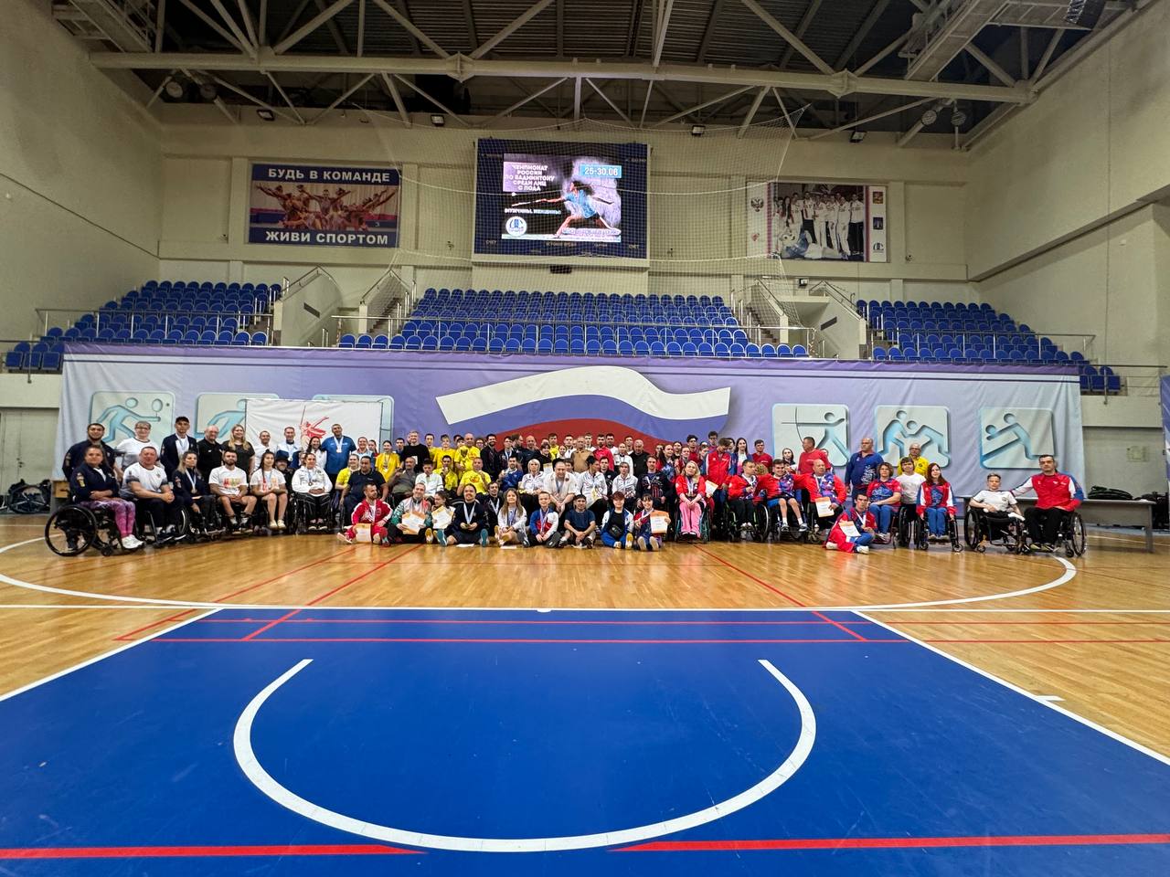 Около 100 спортсменов приняли участие в чемпионате России по бадминтону 